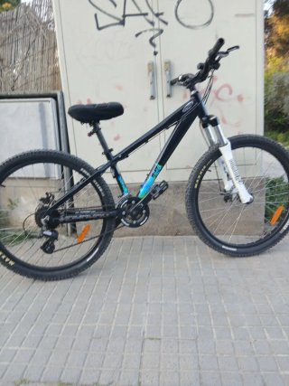 Bicicleta de montaña negra