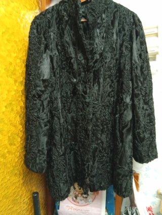 Abrigo de astracán negro