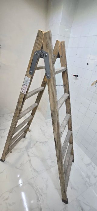 Escalera de madera plegable