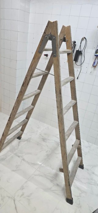 Escalera de madera plegable