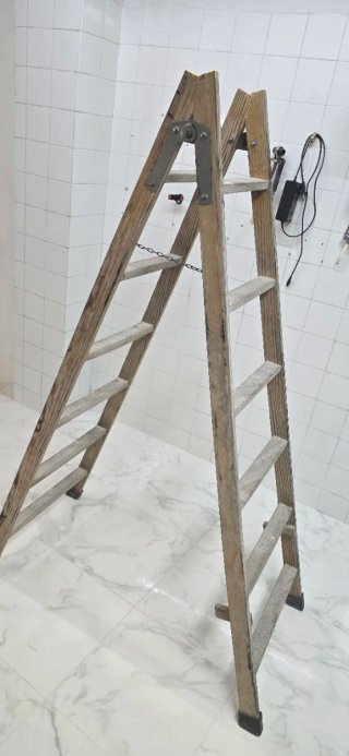 Escalera de madera plegable