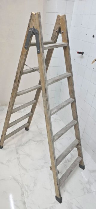 Escalera de madera plegable