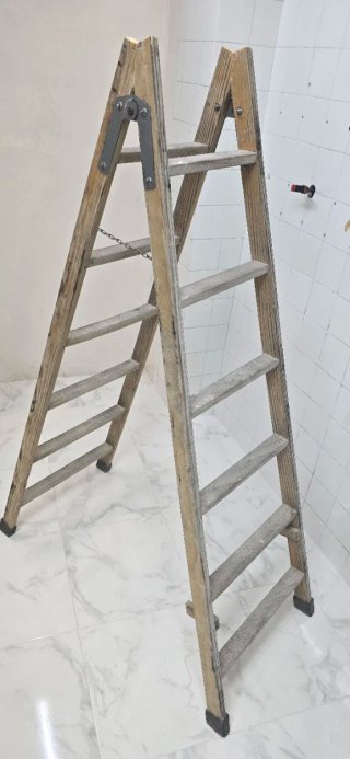 Escalera de madera plegable