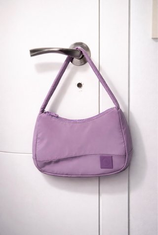 Bolso Pull&Bear color lila pastel.