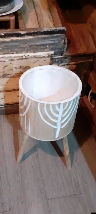 Maceta de madera con patas