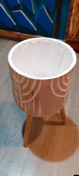 Maceta de madera con patas