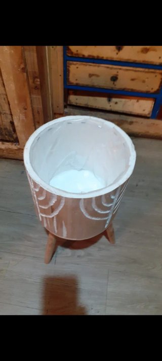 Maceta de madera con patas