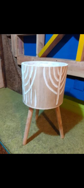 Maceta de madera con patas