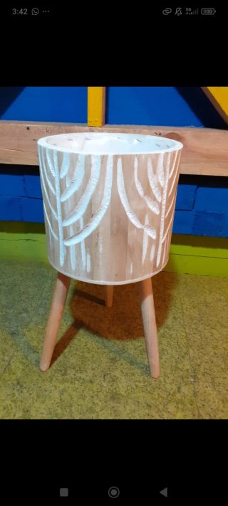 Maceta de madera con patas
