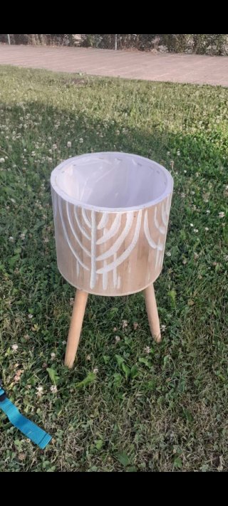 Maceta de madera con patas