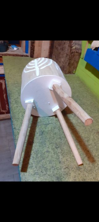 Maceta de madera con patas
