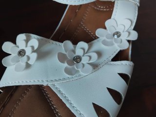 Sandali bianchi con fiori