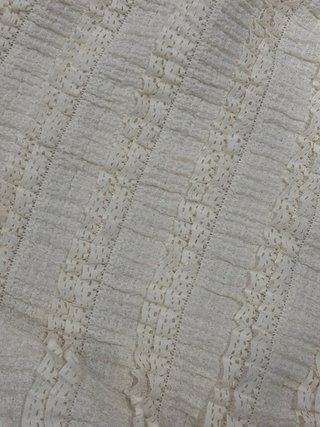 Top asimmetrico bianco, elegante, dettaglio dorato