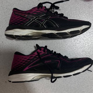 Zapatillas Asics Negras y Rosas