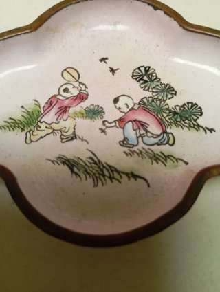 Platito cloisonné siglo XIX niños jugando