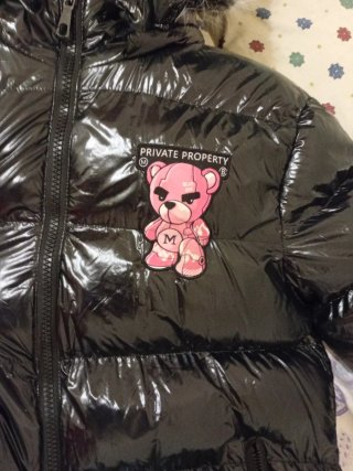 Chaqueta negra con oso rosa y pelaje suave B/N