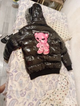 Chaqueta negra con oso rosa y pelaje suave B/N