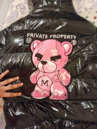 Chaqueta negra con oso rosa y pelaje suave B/N