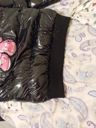 Chaqueta negra con oso rosa y pelaje suave B/N