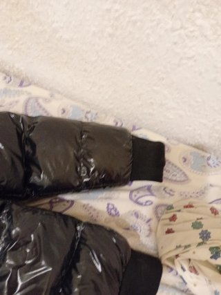 Chaqueta negra con oso rosa y pelaje suave B/N