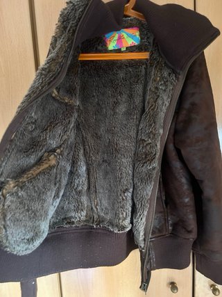 Chaqueta marrón forrada de pelo