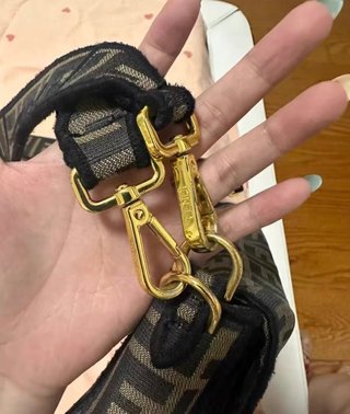 Bolso Fendi Baguette icónico marrón y dorado