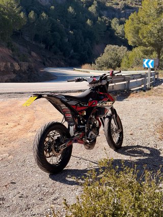 Rieju MRT Supermotard Roja y Negra