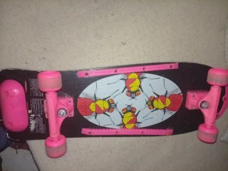 Patinete con ruedas y ejes rosas