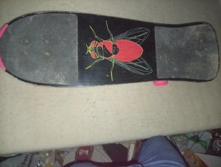 Patinete con ruedas y ejes rosas