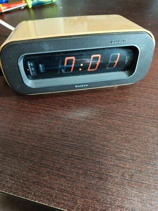Reloj Despertador Sankyo DayGlo Beige/Negro