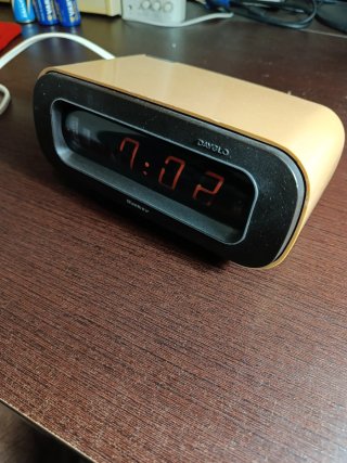 Reloj Despertador Sankyo DayGlo Beige/Negro