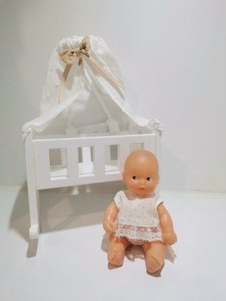 Barriguita y cuna de juguete