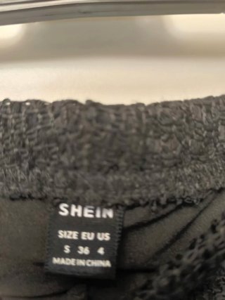 Pantalones negros de ganchillo