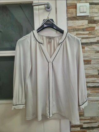 Blusa blanca con ribete negro