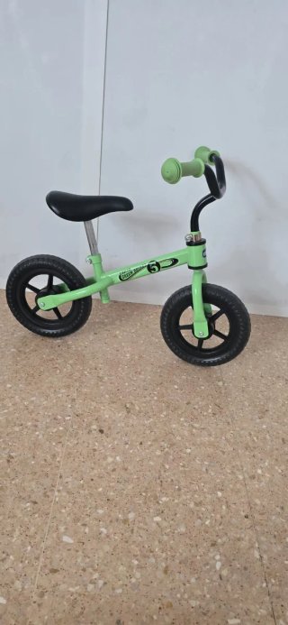 Bicicleta de equilibrio verde