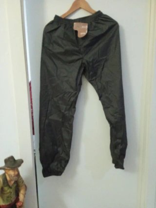 Pantalones impermeables verde oliva