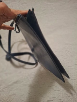 Bolso Tous azul marino con tachuelas doradas