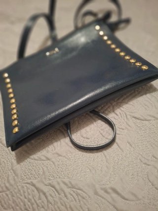 Bolso Tous azul marino con tachuelas doradas
