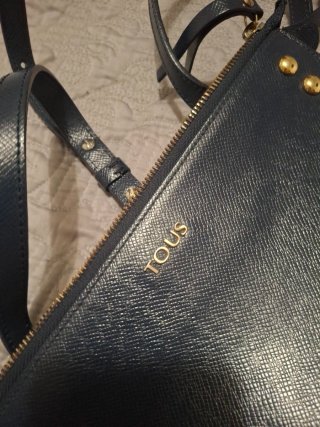 Bolso Tous azul marino con tachuelas doradas