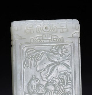 Colgante de jade fino tallado