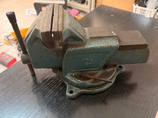 Tornillo de banco 125