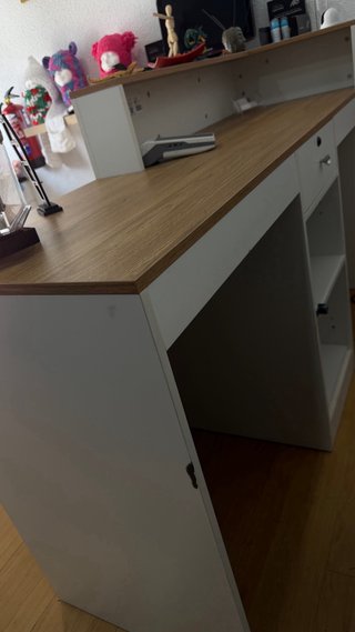 Mostrador de recepción moderno