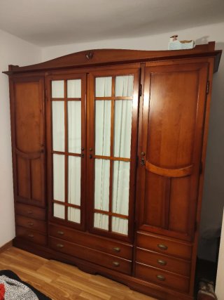 Armario de madera con puertas de cristal
