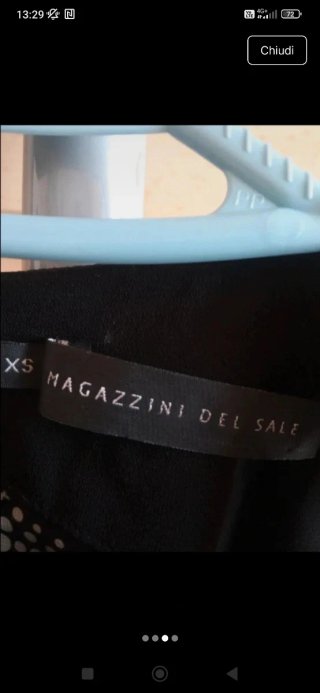 Tubino nero elegante con cintura gialla