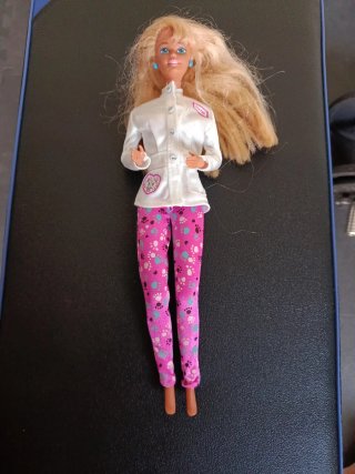 Barbie veterinaria con traje y pantalón