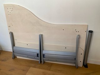 Mesa de oficina beige y gris, desmontada
