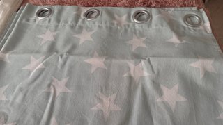 2 cortinas una tipo visillo y la otra mas tupida,