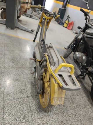 Derbi Variant Amarilla y Negra