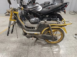 Derbi Variant Amarilla y Negra