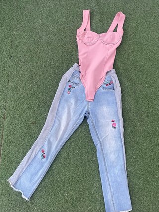 Body rosa y pantalón estilo chandal + vaquero